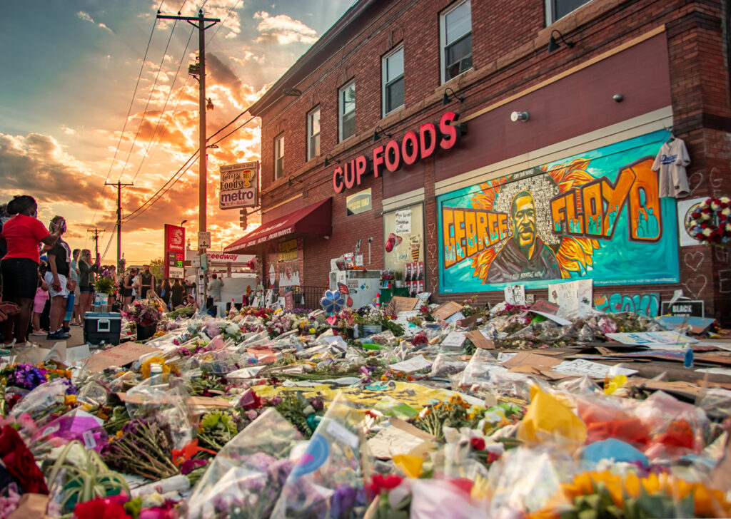 Minneapolis'te George Floyd'un öldürüldüğü yerin yakınında bulunan Cup Foods'un önünde anısına bırakılan çiçekler.